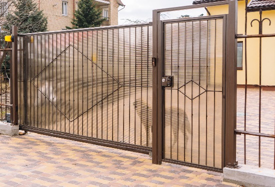 Купить ворота из профлиста с элементами ковки, с металлическими столбами в рамке или под дерево в Воткинске от 155790 руб